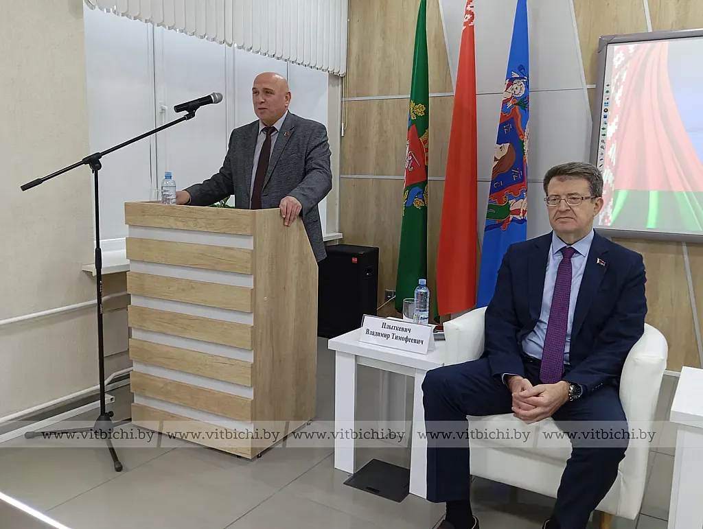 Заместитель председателя облисполкома Вячеслав Дурнов обратился к молодым специалистам.