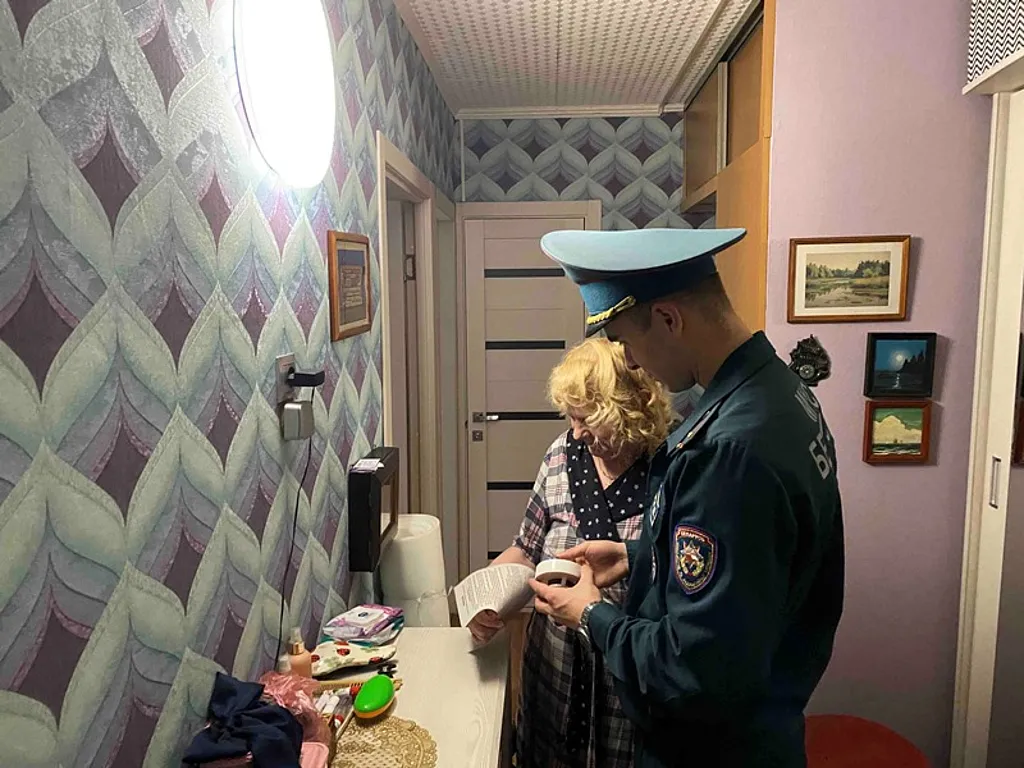 Специалисты не только проверяют состояние электропроводки и печного отопления, но и проводят с жильцами обстоятельные беседы. Специалисты не только проверяют состояние электропроводки и печного отопления, но и проводят с жильцами обстоятельные беседы.