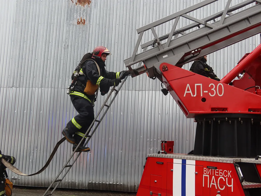 На Витебском комбинате хлебопродуктов прошли тактико-специальные учения МЧС На Витебском комбинате хлебопродуктов прошли тактико-специальные учения МЧС