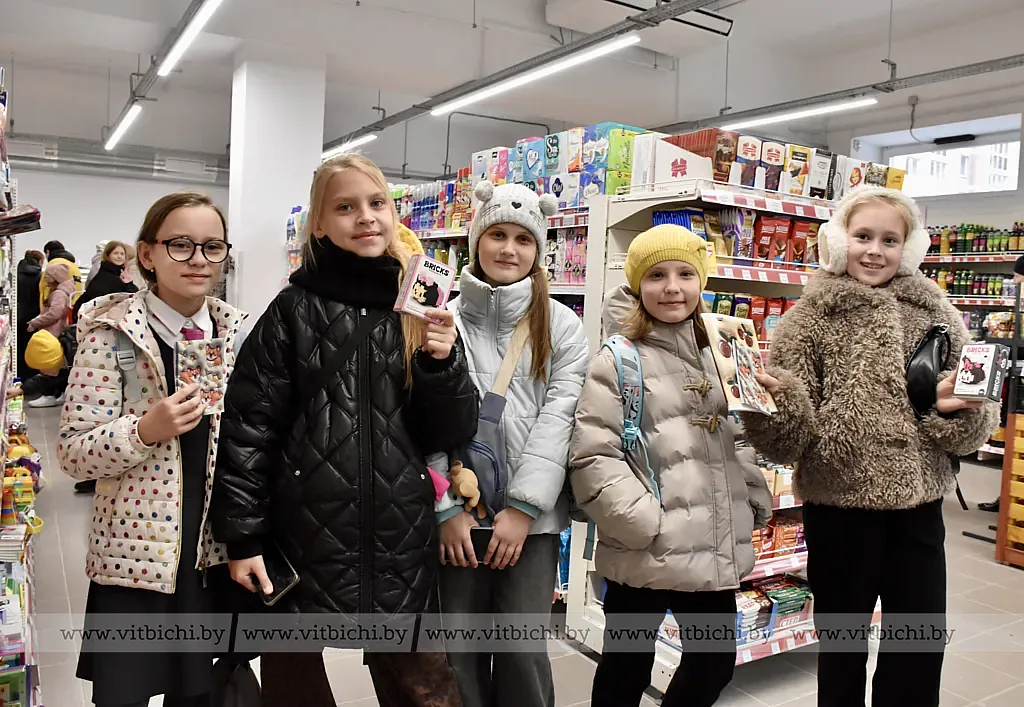 Юные покупатели магазина "Веста" Юные покупатели магазина "Веста"