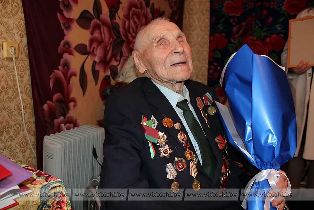 Ветерану Великой Отечественной войны из Витебского района Михаилу Ратомскому исполнилось 100 лет