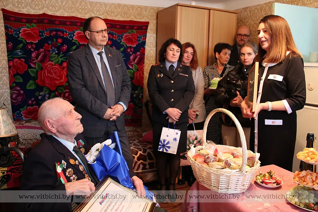 Михаила Ратомского со 100-летием поздравил председатель Витебского райисполкома Сергей Егоров