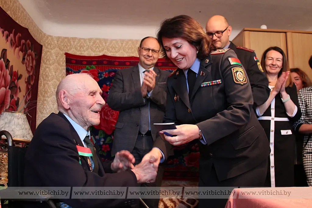 Михаил Ратомский получил новый паспорт в свой юбилей