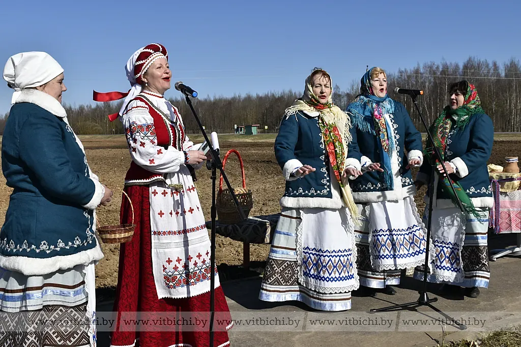 Наталья Соколова (вторая слева) вместе с участниками «Созвездия» на районных «Засеўках». Наталья Соколова (вторая слева) вместе с участниками «Созвездия» на районных «Засеўках».