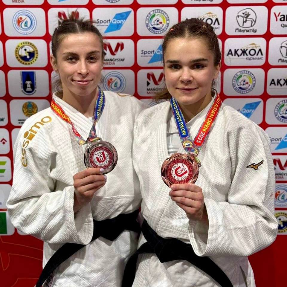Яна Макрецкая (справа) из Новополоцка, завоевавшая бронзовую медаль, и Анна Буракова, завоевавшая серебрянную медать на международном турнире по дзюдо.