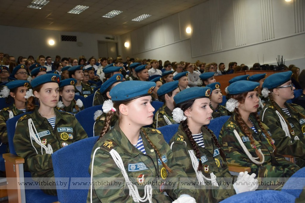 Церемония награждения прошла во время диалоговой площадки «Патриот – это звучит гордо!» в средней школе № 45 Витебска имени В. Ф. Маргелова.