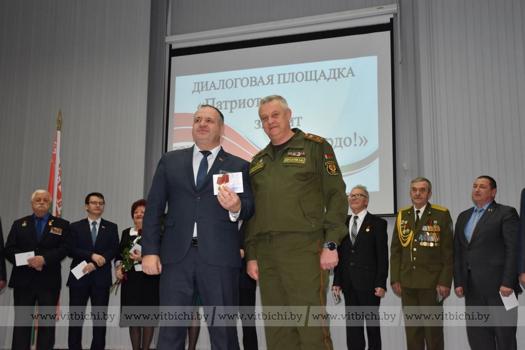 Юбилейная медаль «80 лет Победы в Великой Отечественной войне 1941 – 1945 годов» торжественно вручена представителям органов власти, ветеранских организаций, сферы образования, Белорусской православной церкви в Витебске.