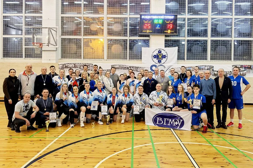 На базе ВГМУ прошёл традиционный рождественский турнир по волейболу среди медиков.