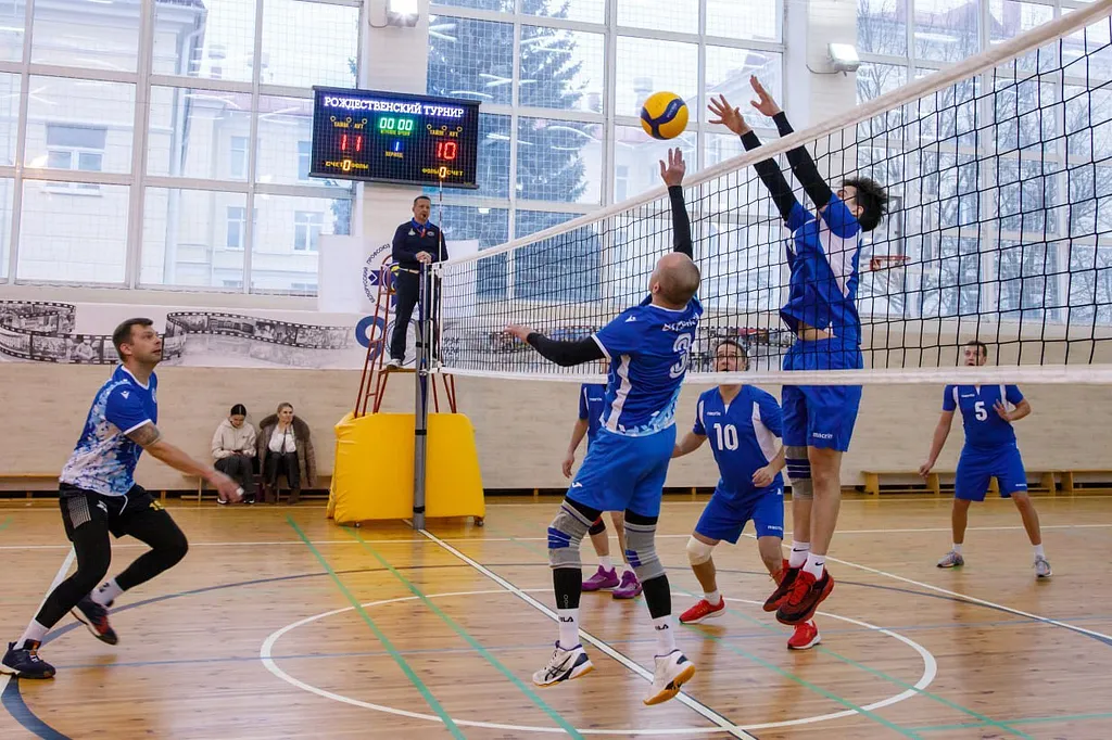 На базе ВГМУ прошёл традиционный рождественский турнир по волейболу среди медиков.