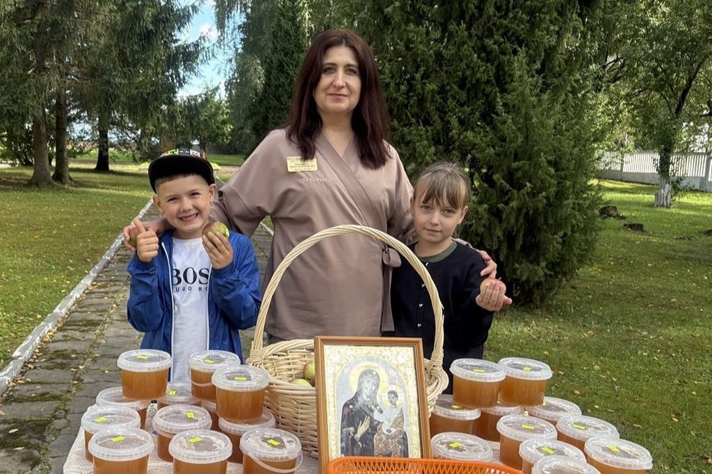 Медовый Спас отпраздновали сотрудники областного центра дерматовенерологии и косметологии