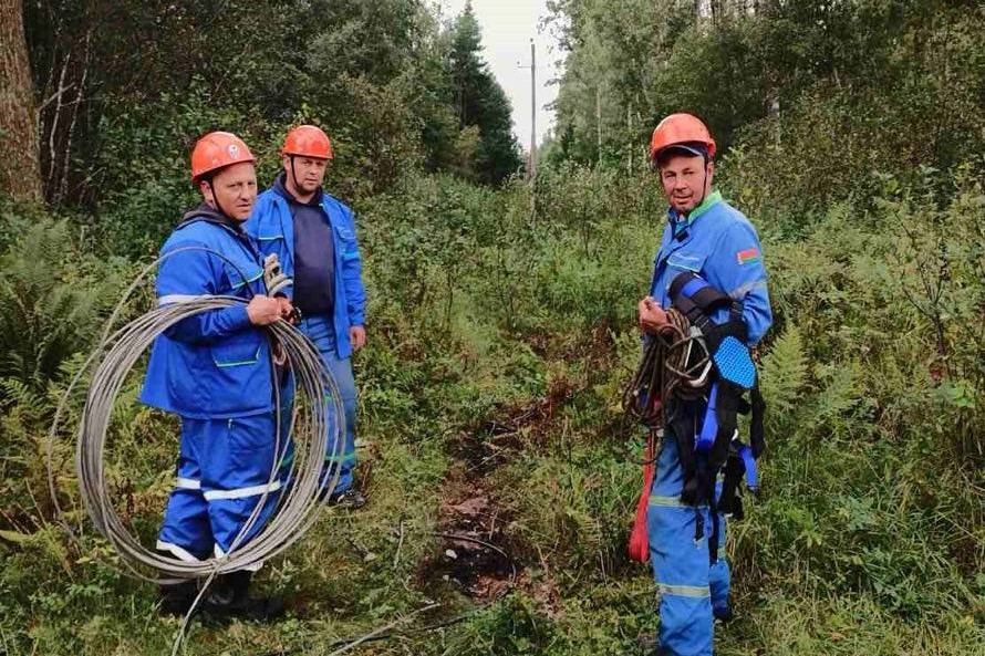 Более 300 работников РУП «Витебскэнерго» устраняют последствия непогоды в Витебской области