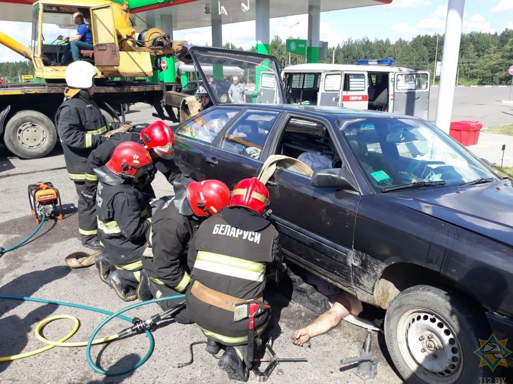 В Лепеле на стоянке АЗС мужчину придавил автомобиль из-за выпавшего домкрата