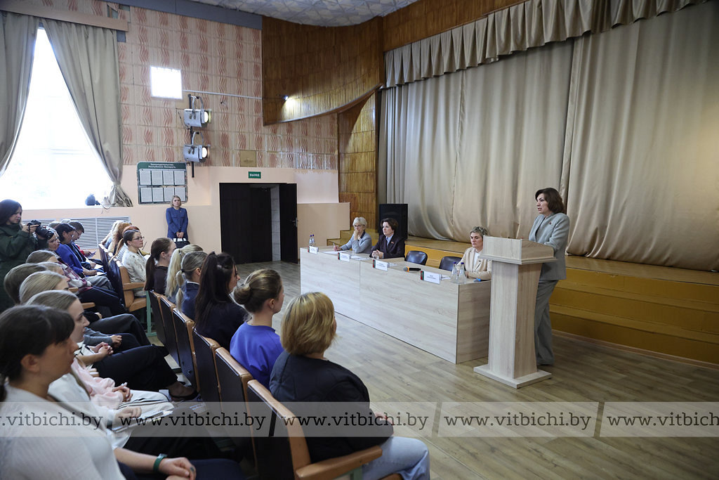 В Витебске Наталья Кочанова встретилась с женщинами, оказавшимися в сложной жизненной ситуации