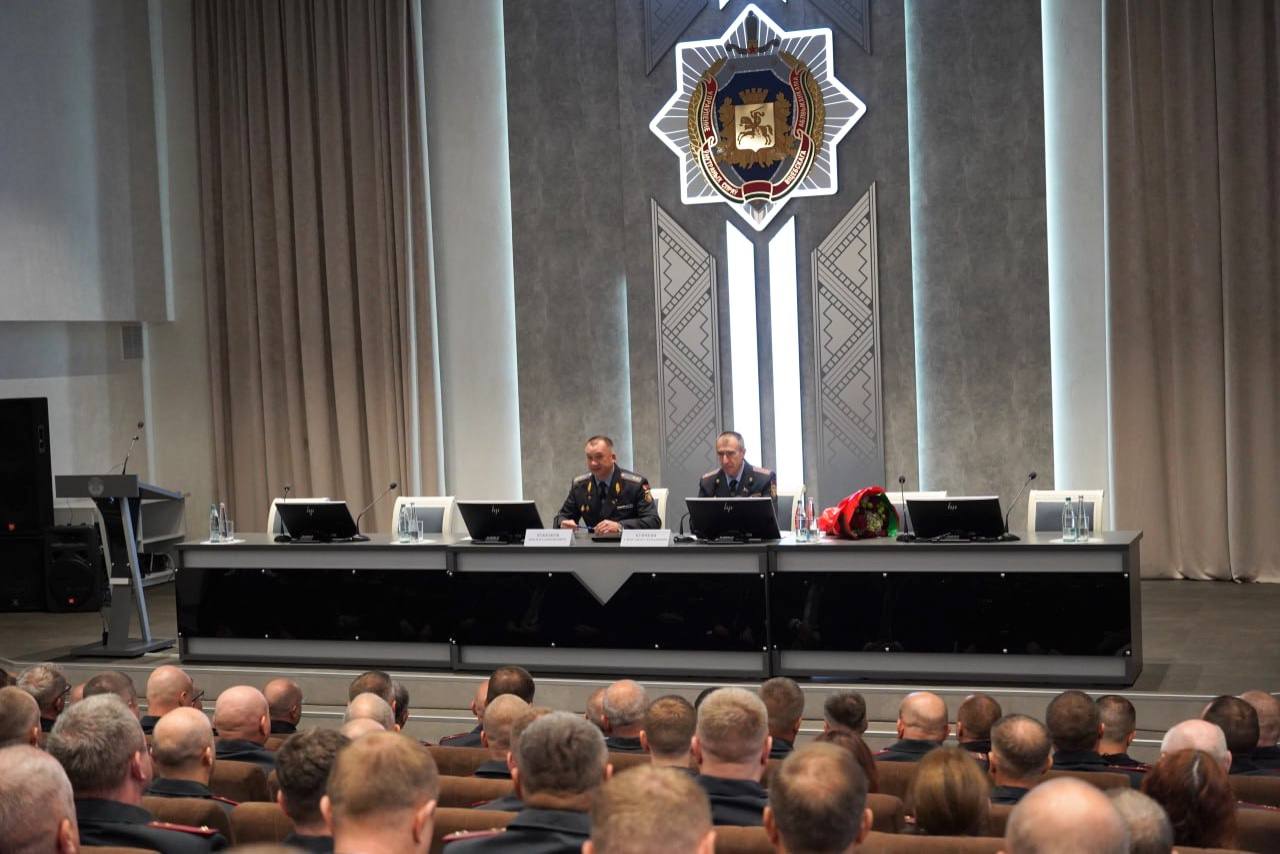 Министр внутренних дел Иван Кубраков представил личному составу УВД Витебского облисполкома нового руководителя - Александра Купченю