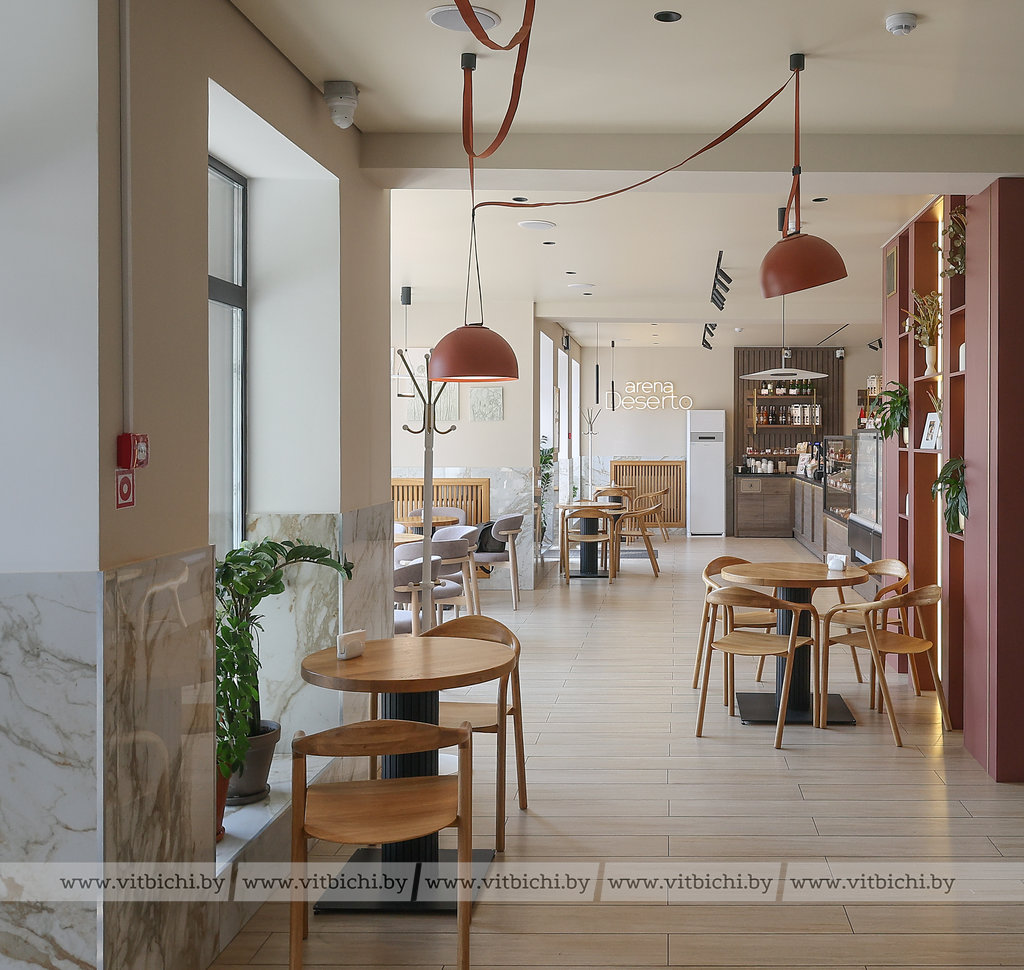 Два уютных зала с панорамными окнами пекарни "Арена Десерто" наполнены мягким светом