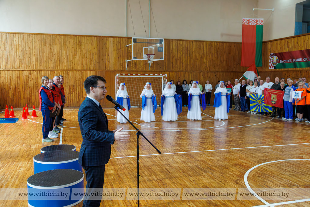 Приветствовал участников соревнований, заместитель председателя горисполкома Виктор Глушин