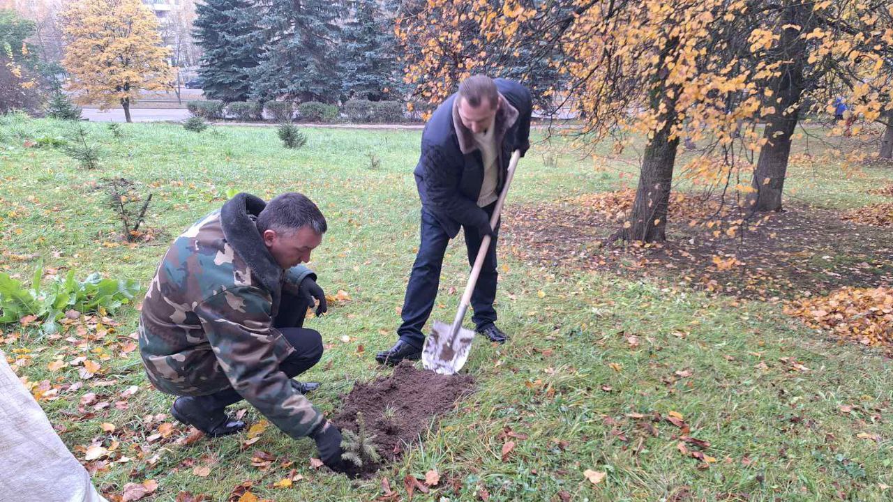 Сотрудники Витебскоблгидромета приняли участие в субботнике уборка листвы