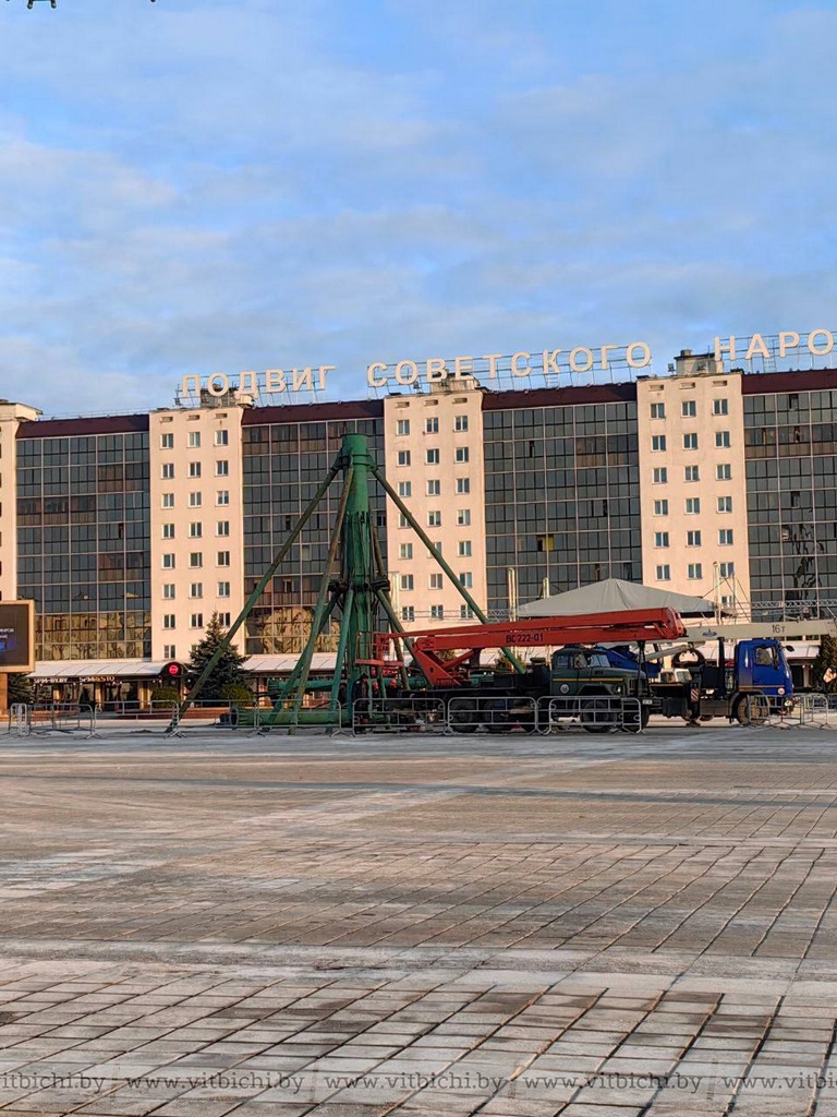 На два дня раньше, чем в прошлом году. В Витебске начали устанавливать  главную елку города