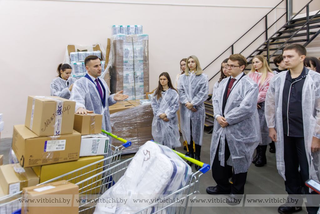 Для молодых специалистов провели экскурсию по аптечному складу