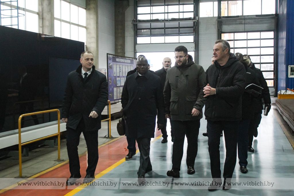 Рабочий визит министра энергетики Республики Беларусь Дениса Мороза и делегации Республики Зимбабве во главе с министром энергетики этой страны Джулаем Мойо в Витебскую область начался с посещения частного унитарного предприятия «Витстройтехмаш».