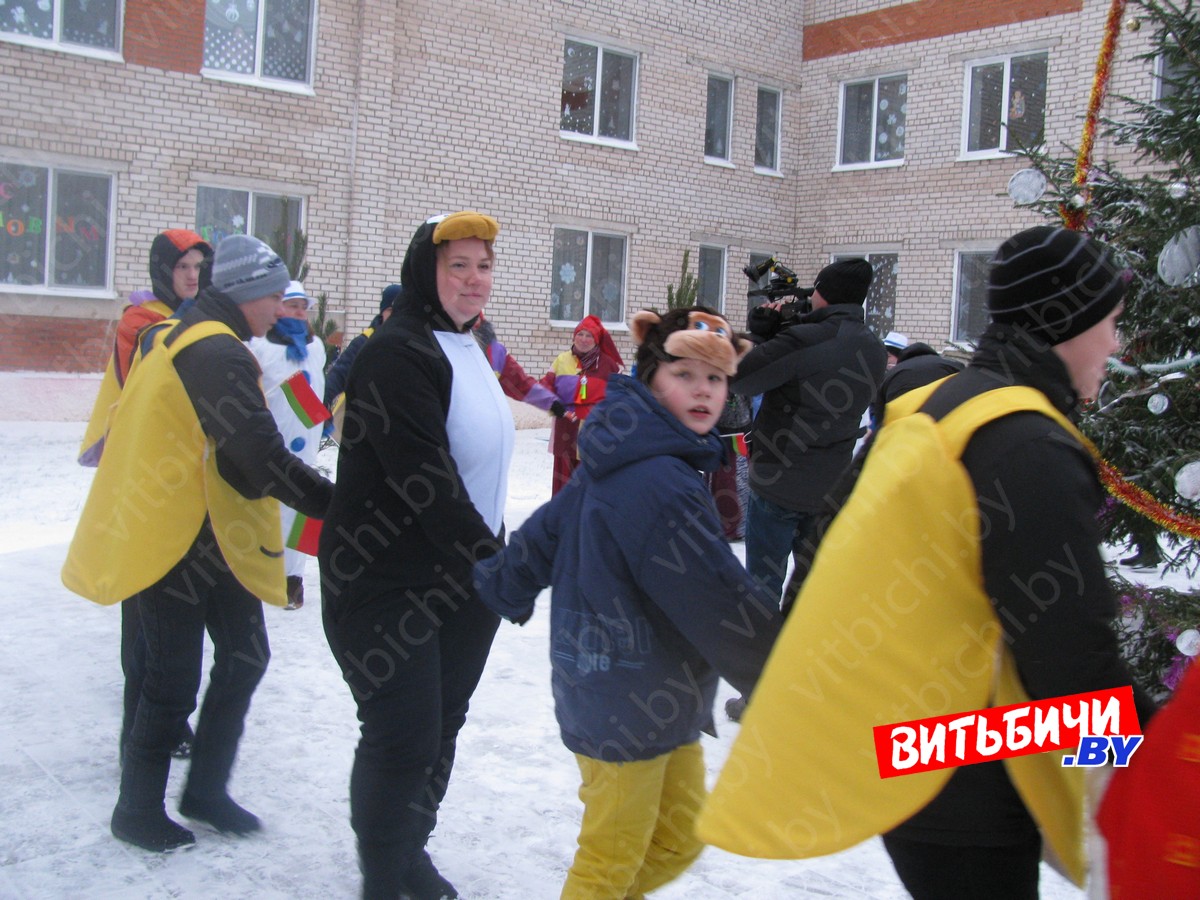 Два Деда Мороза и Снегурочки встретились в Богушевском доме-интернате для  детей-инвалидов, чтобы поздравить ребят