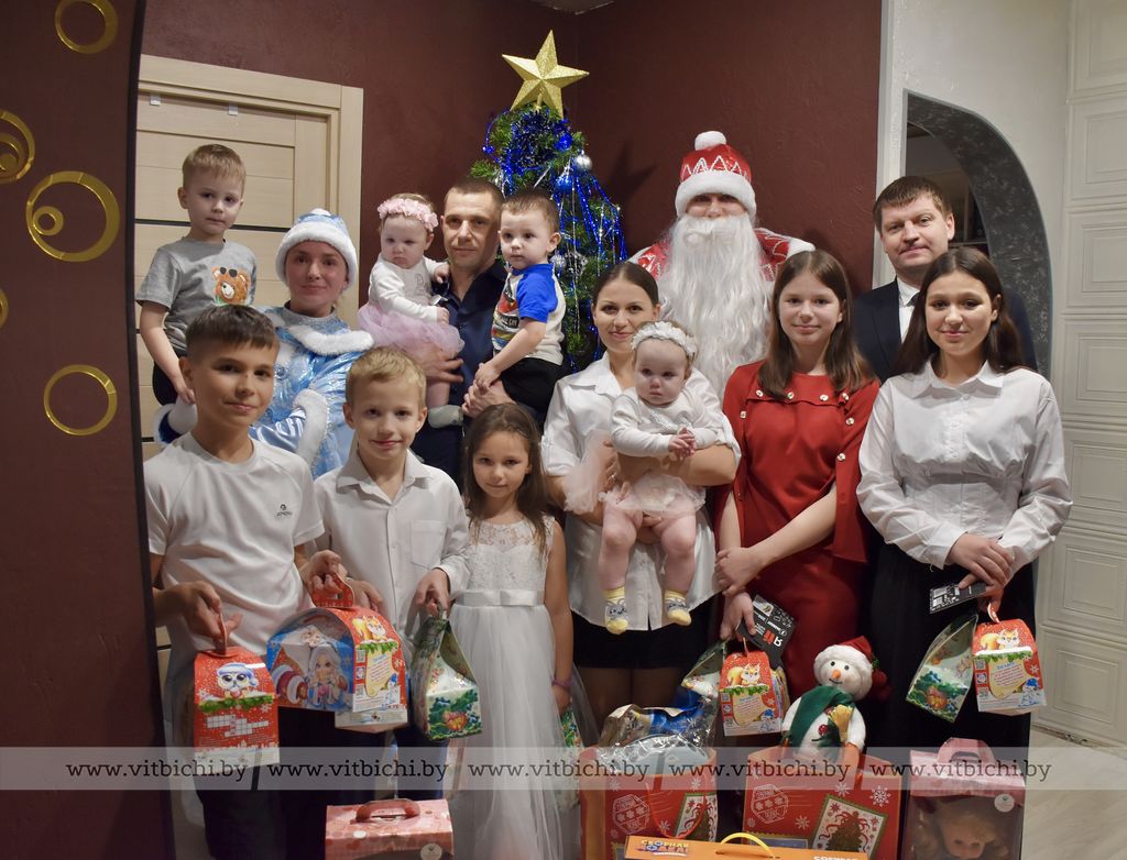 В Первомайском районе Витебска поздравили с новогодними праздниками многодетную семью Фроловых