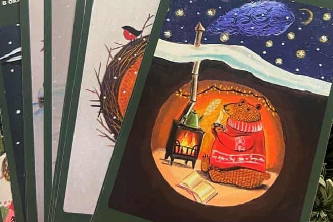 На обороте каждой открытки короткое пожелание о здоровье, отдыхе, внутреннем спокойствии или силе дома и близких.