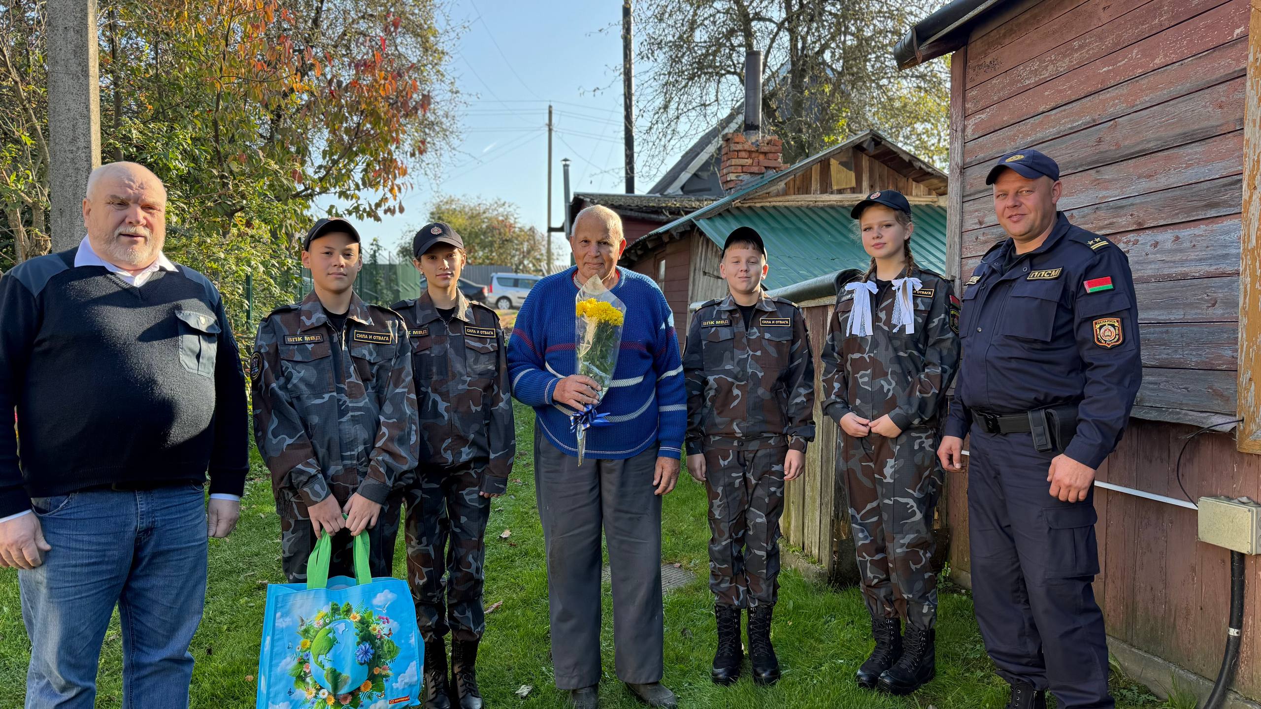 Правоохранители Первомайского РОВД Витебска и воспитанники военно-патриотического клуба «Сила и отвага» навестили ветерана МВД. Правоохранители Первомайского РОВД Витебска и воспитанники военно-патриотического клуба «Сила и отвага» навестили ветерана МВД.