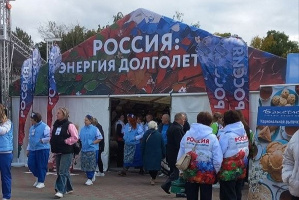 Соломоплетение, тульские пряники и народные костюмы: чем удивляли на Союзном слете граждан пожилого возраста в Витебске