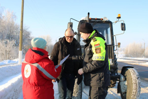Волонтеры Белорусского Красного Креста и витебские сотрудники ГАИ провели профилактическую акцию «Дорога без холода» для водителей 