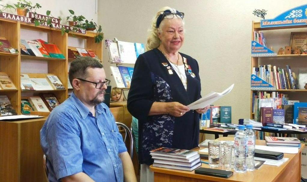В столицу Дня белорусской письменности начали прибывать первые гости: 400 экземпляров книг подарили писатели библиотекам Городка