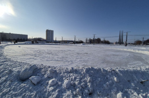 На площади Победы в Витебске начались работы по заливке большого катка