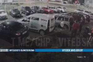 Мужчина громил автомобили, припаркованные на стоянке возле жилого дома в Витебске. Следователи возбудили уголовное дело