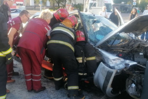 В МЧС рассказали, как помогали женщине, заблокированной в машине в результате ДТП в центре Витебска - видео