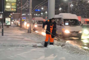 В Витебске работники ЖРЭТ трудятся без выходных, расчищая город от снега