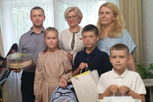 Многодетная семья из Первомайского района принимала поздравления от сенатора