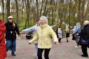 Танцуют все! В витебском парке Фрунзе проходит танцевально-музыкальная программа «В старых ритмах»