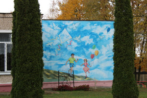 Фасад Ольговской базовой школы имени пионера-героя Геры Щербакова украсил мурал «Мирное небо»