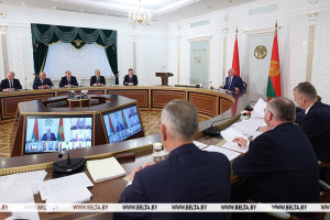 Лукашенко - руководителям хозяйств: управлять уборочной нужно в поле, а не из окна кабинета