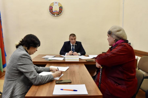 Земельный спор, работа ЖКХ и отказ в пенсии: с какими проблемами пришли витебчане на прием к члену Совета Республики