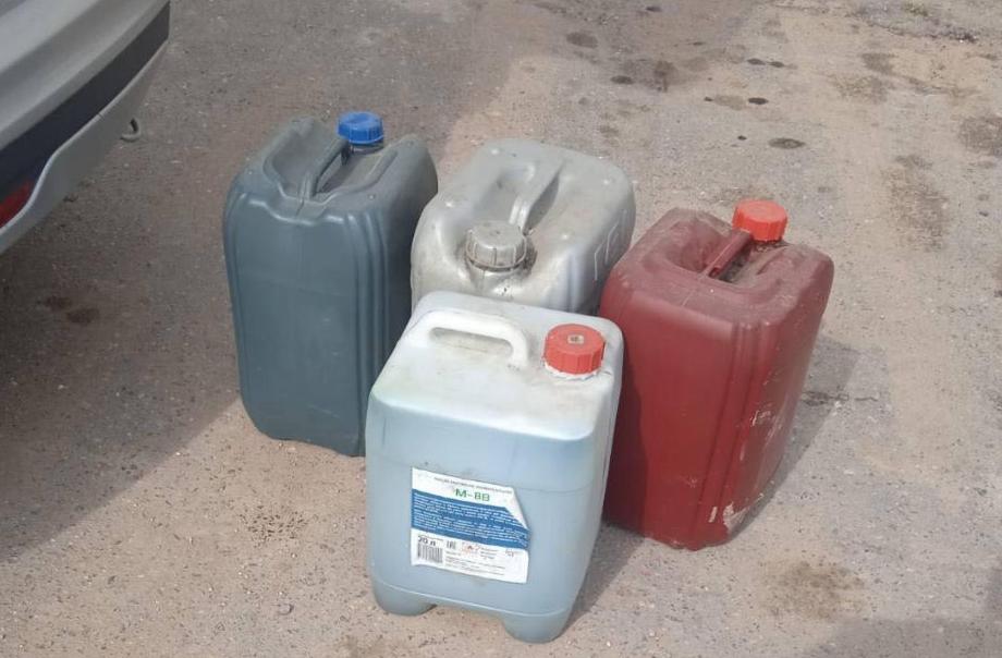 Житель Шарковщинского района хранил около 140 литров окрашенной солярки