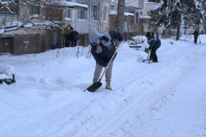 В ЖЭУ-8 расчисткой снега на придомовых территориях с утра занимались не только дворники, но и управленцы, рабочие других подразделений
