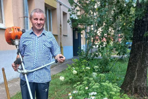 Народный дворник: житель Витебска по собственной инициативе бесплатно убирает придомовую территорию