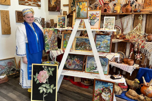 Более 30 работ Анастасии Вусько и ее учеников представлено на выставке «Живая нить традиции Придвинья»