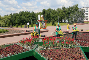 На площади Победы в Витебске появились новые инсталляции в виде пятиконечной звезды
