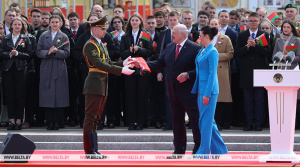 Василевская передала Лукашенко Государственный флаг Беларуси, побывавший на МКС
