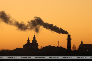 На Солнце происходит мощная вспышка, направленная на Землю 