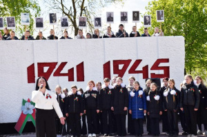 Участники торжественного митинга в Железнодорожном районе Витебска возложили венки и цветы на воинском мемориале и у обелиска на улице Титова