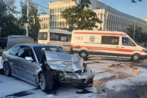 Момент столкновения двух легковушек в центре Витебска попал на видео