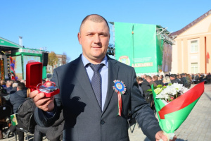 В Миорах на «Дажынках-2026» лучшему комбайнеру Витебской области вручили ключи от BELGEE X50